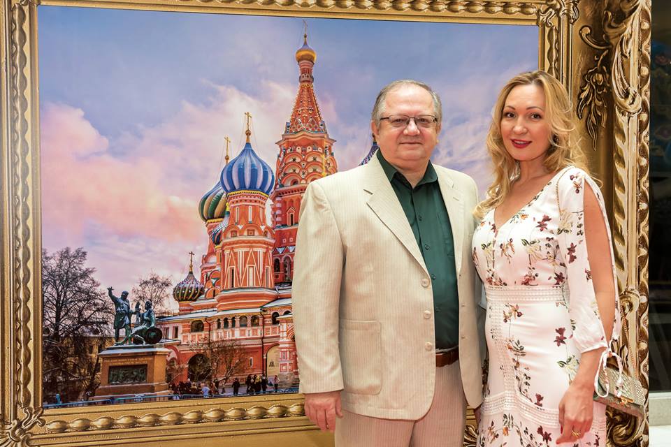 Bonecas russas gigantes e embaixador da russia