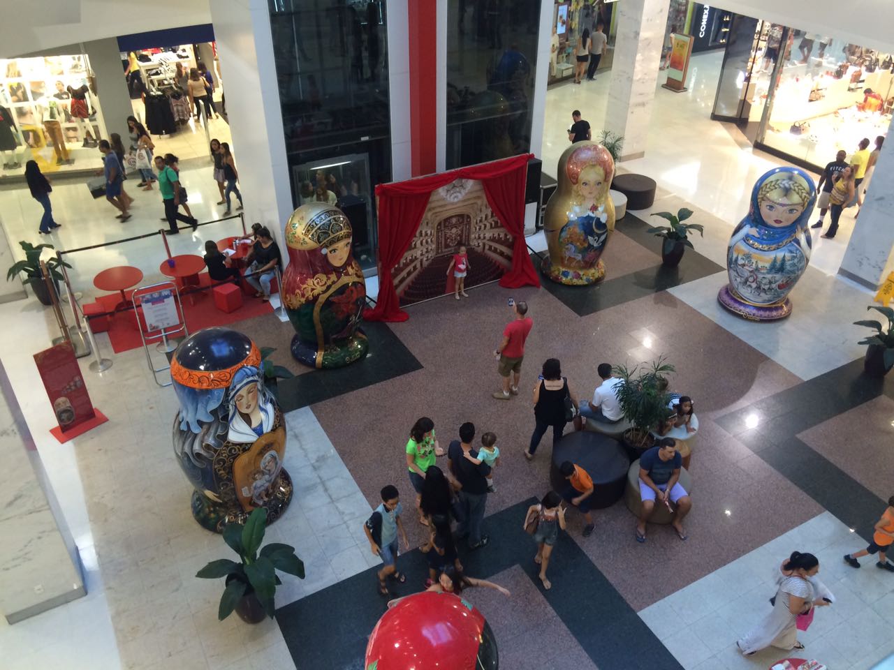 Exposição de matrioshkas gigantes no Taguatinga Shopping